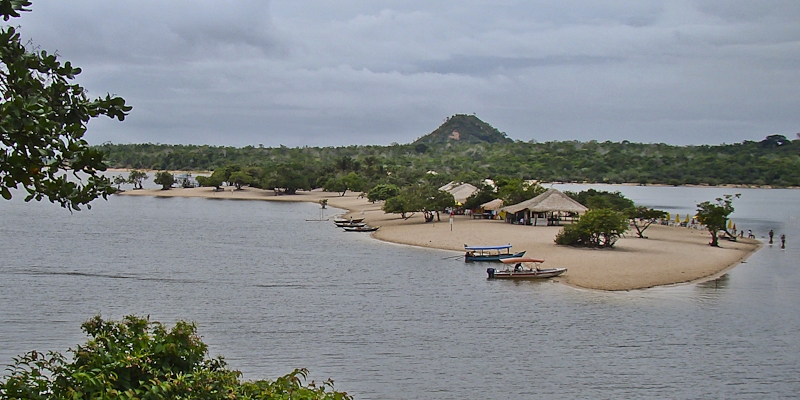 Praia de Alter do Chão com águas cristalinas do rio Tapajós