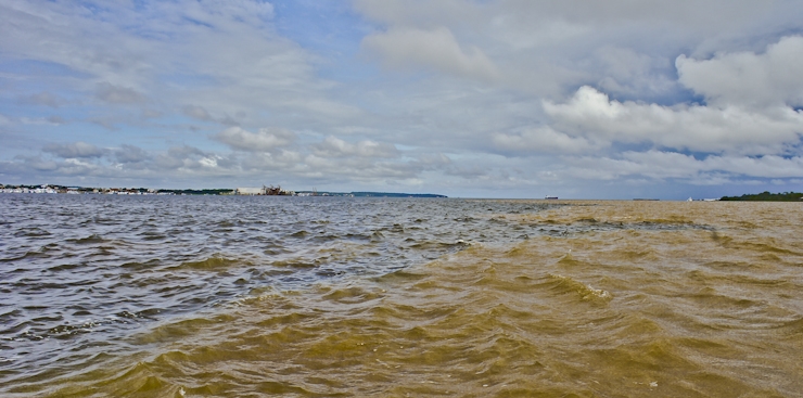 Encontro das águas dos rios Tapajós e Amazonas em Santarém, Pará